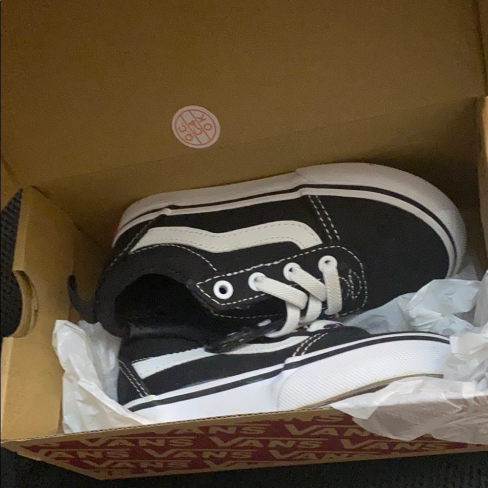 Kids toddler size 7 ward black/white slip ons